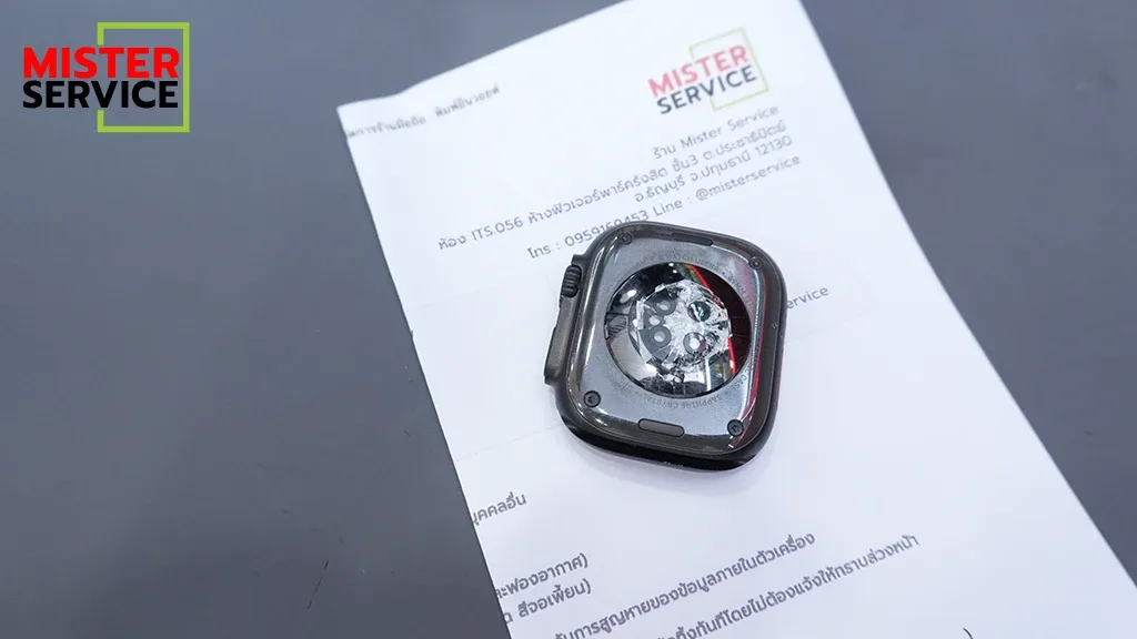 Apple Watch Ultra ฝาหลังแตกก่อนซ่อม มีรอยแตกร้าวบริเวณกระจกเซรามิกด้านหลัง
